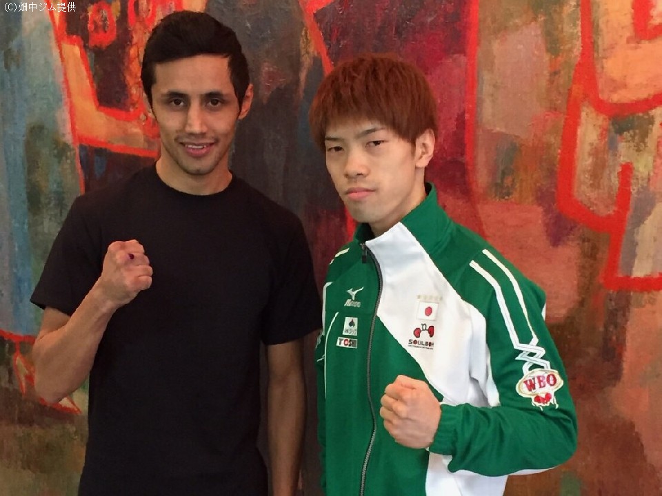 王座決定戦に出場する田中とフエンテス