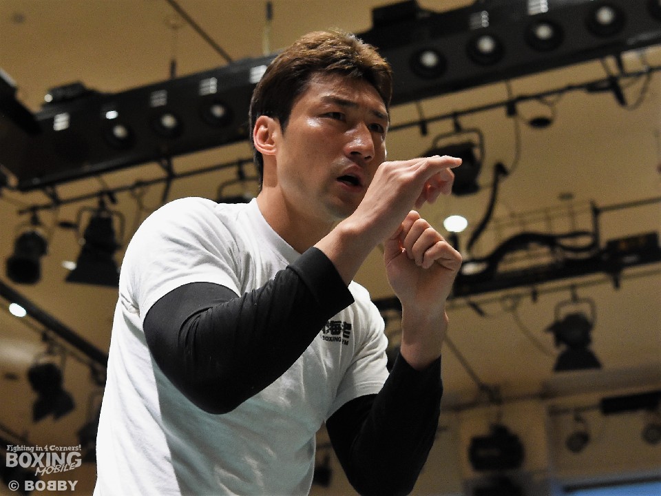 ウォーミングアップする渡部