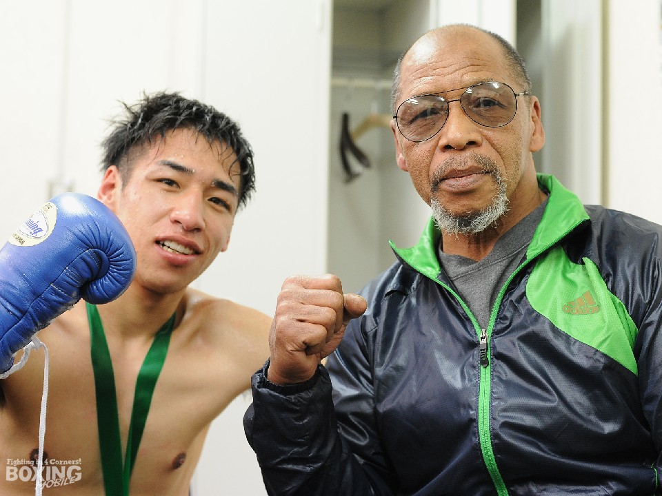 試合後、父・内藤会長と喜ぶ未来