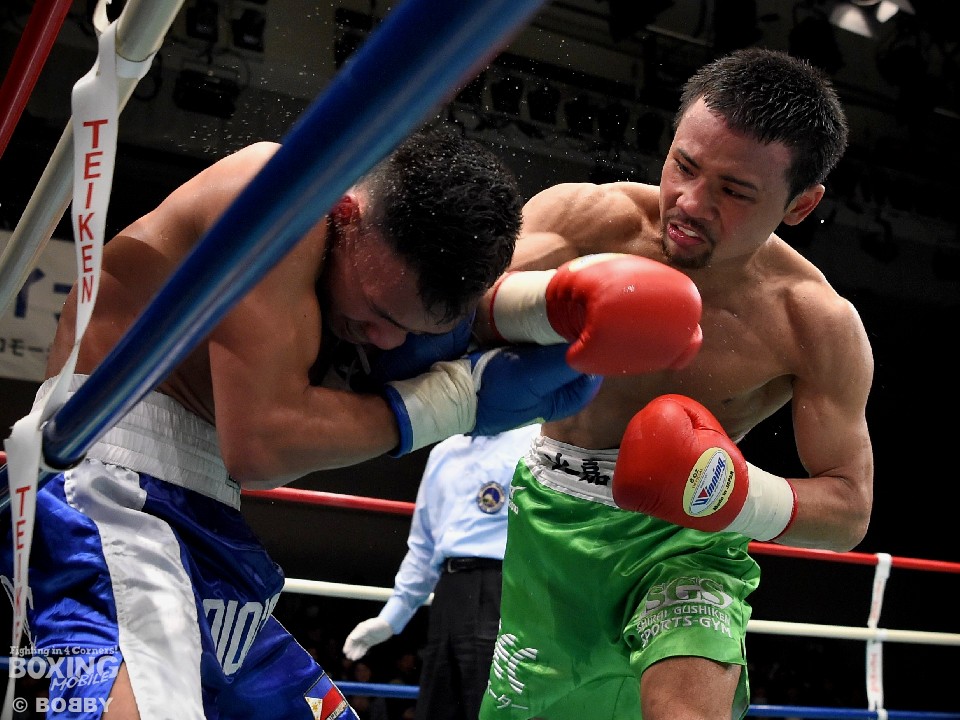 比嘉が強烈なパンチを繰り出した