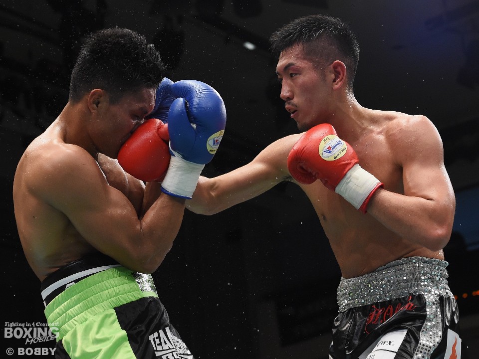 岡田のキレのあるパンチが炸裂