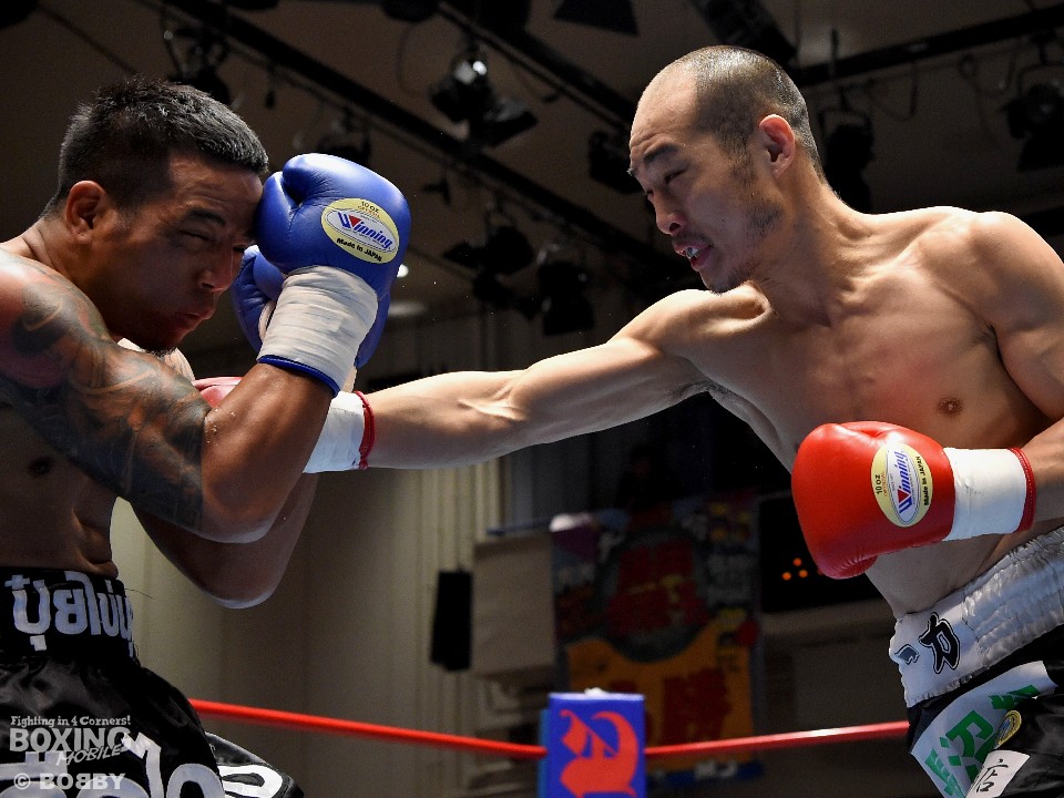 近藤の右ストレートが炸裂