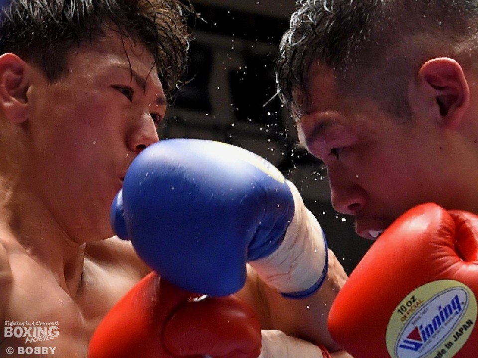 激しい打撃戦となった