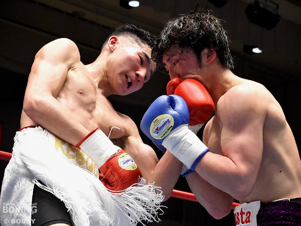 富岡のアッパーがめり込む