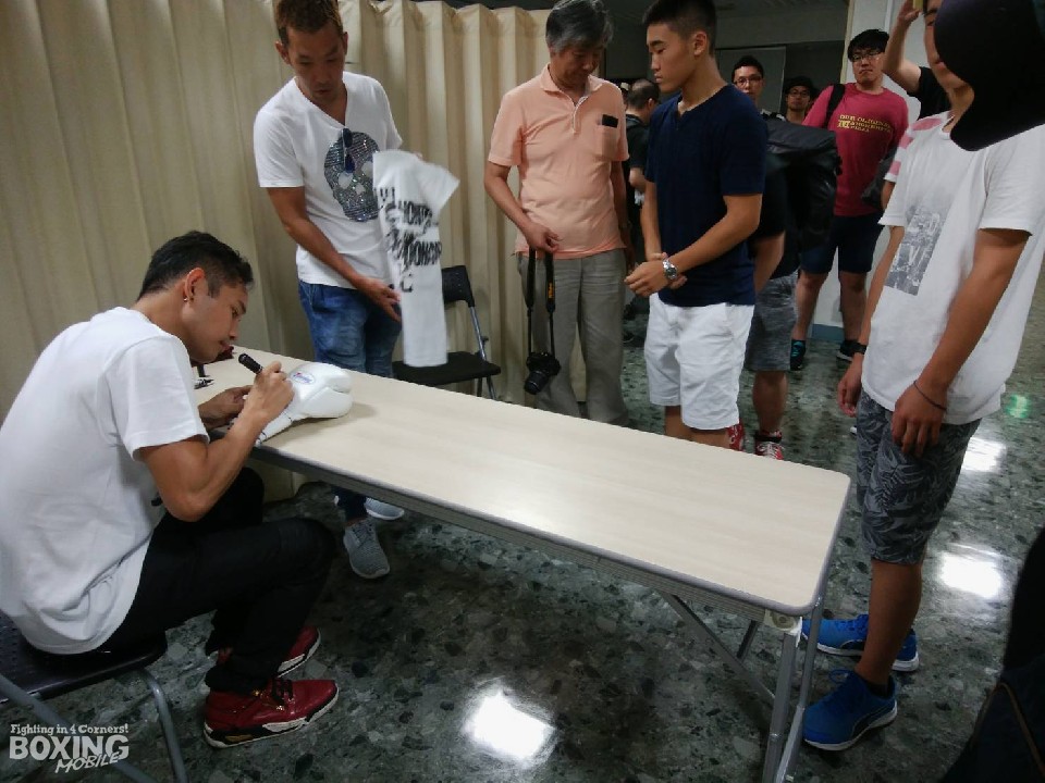 ���{�̃t�@���Ƃ̌𗬂��y���ރh�l�A