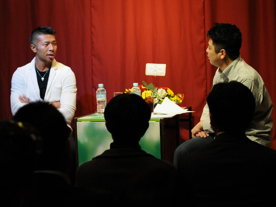 ���ޔ��\����3�����A���R�����t�@���̑O�ɓo��