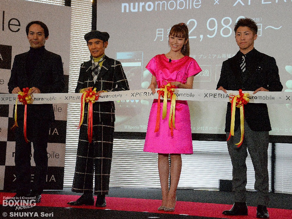 テープカットに加わる井上(右)