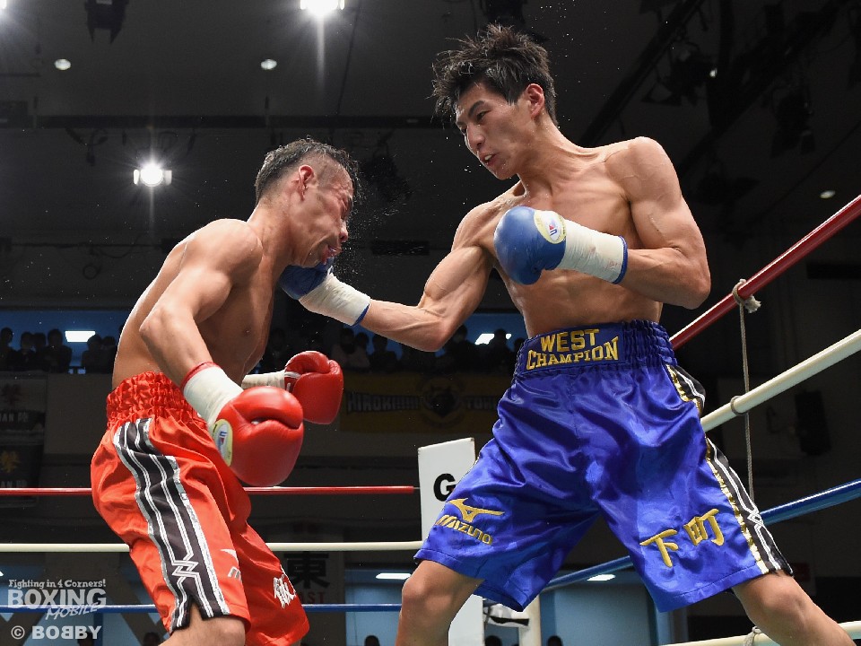 激しい打撃戦となったスーパーバンタム級