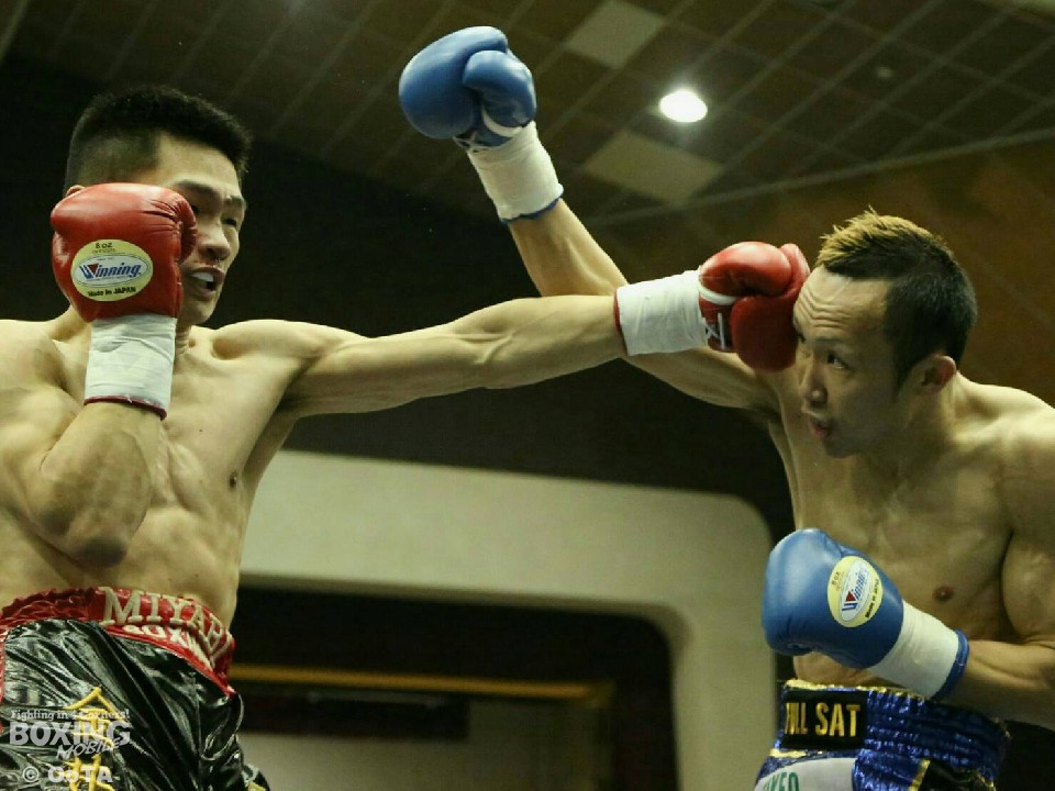 値千金のダウンを奪った左:金井