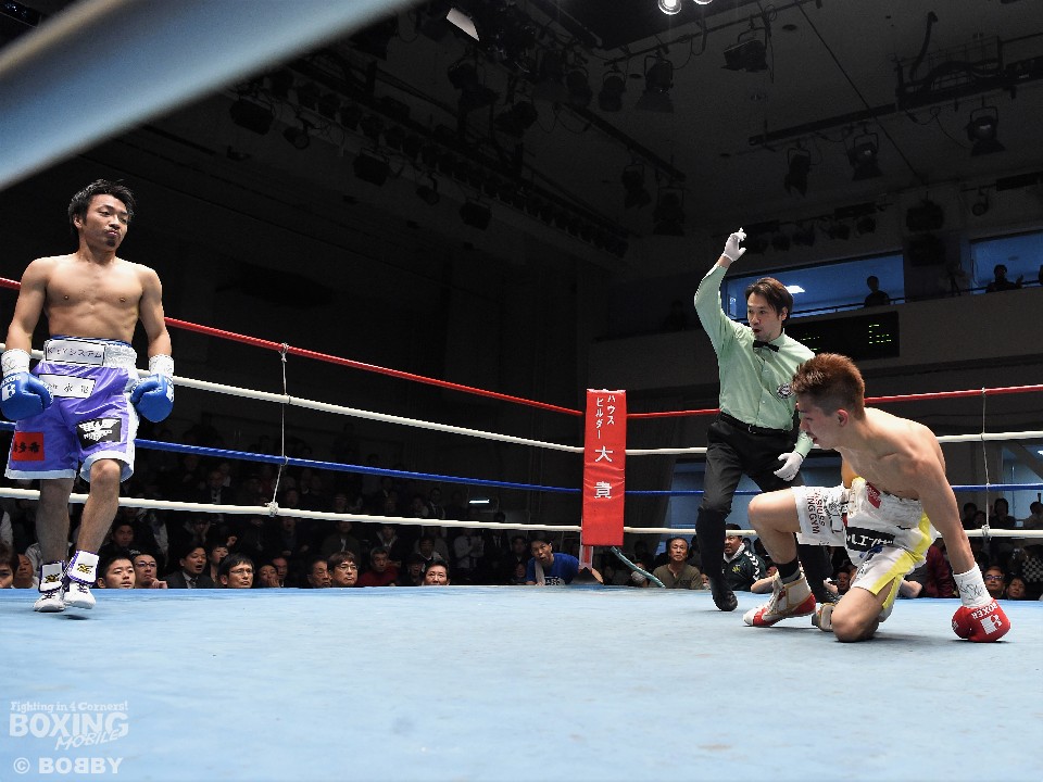 初回に挑戦者の右が炸裂!