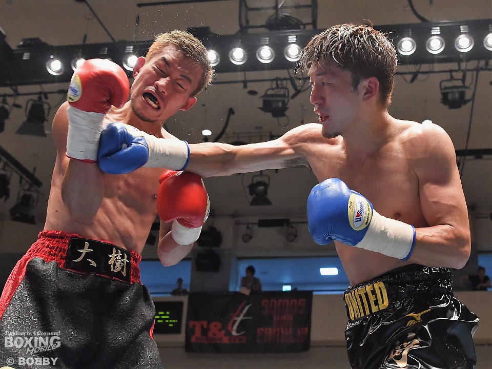 �E:����̉E�X�g���[�g���q�b�g