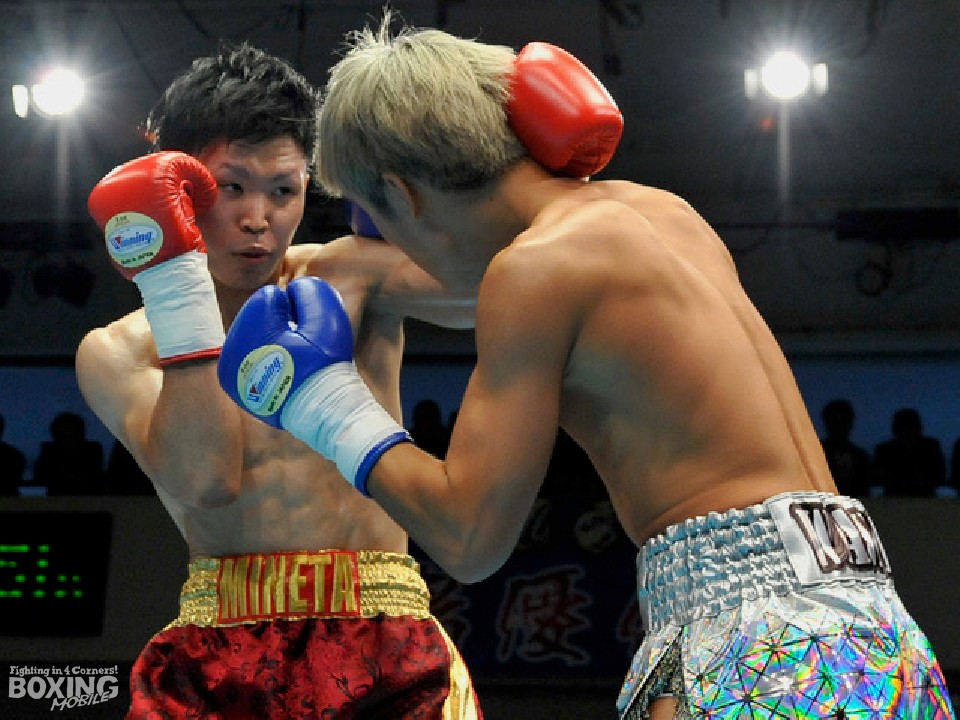 左:峯田(帝拳)と右:中村(輪島功一スポーツ)が激突