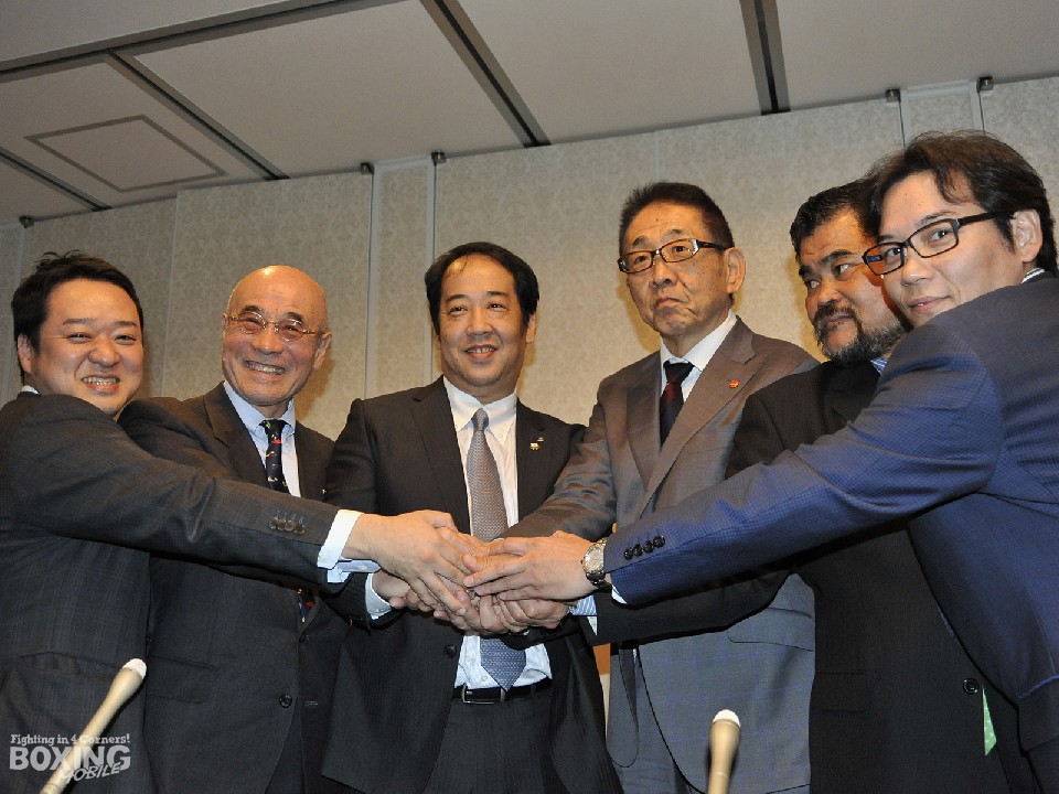 両会長を囲みがっちり握手