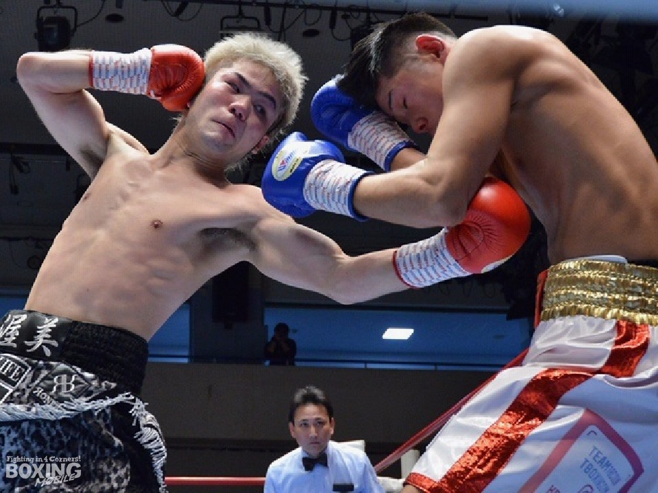 左:大保の左フックが光った!