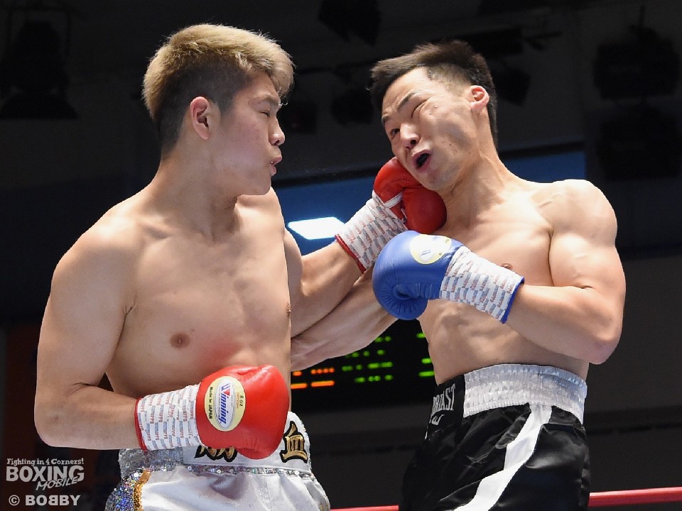 左:佐々木の左フックが火を噴いた