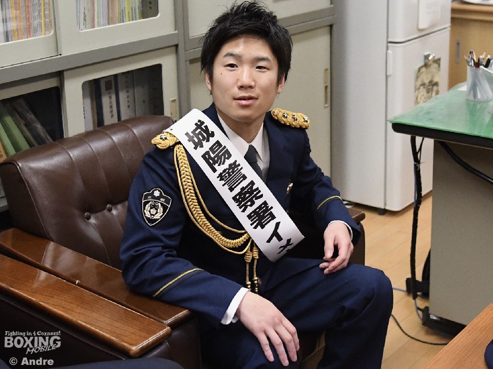 制服姿の拳四朗(BMB)