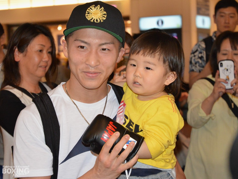 愛息を抱きしめる井上