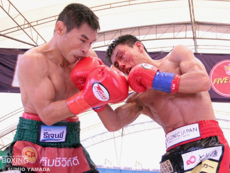 �^�C�Ń����w���̉��ɒ��񂾕���