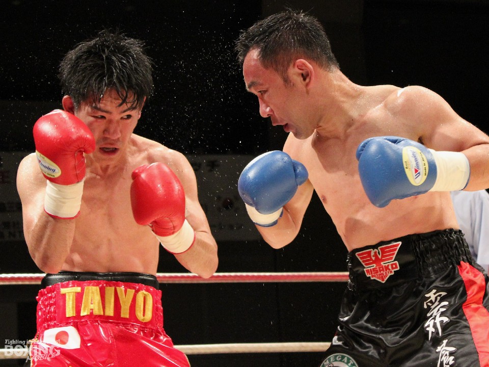 左:井上と右:小久保が激しい打撃戦