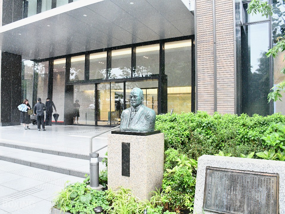 岸清一氏の銅像も移された新施設の入り口