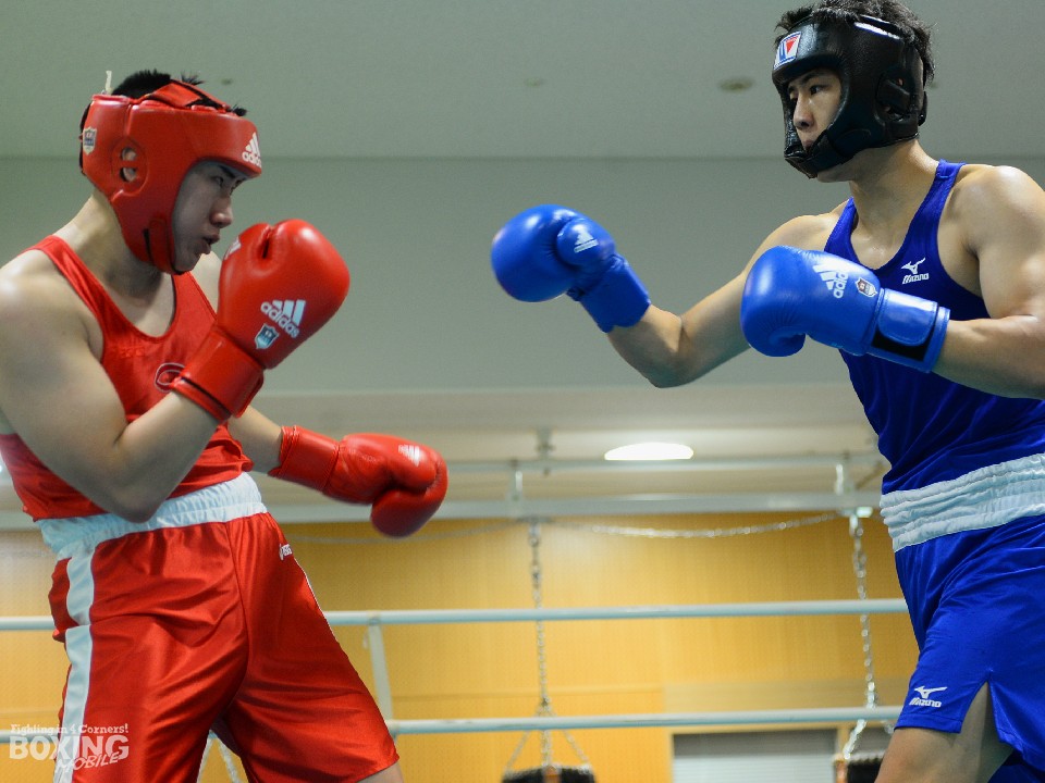 新田(左)と鬼倉のスパーリング
