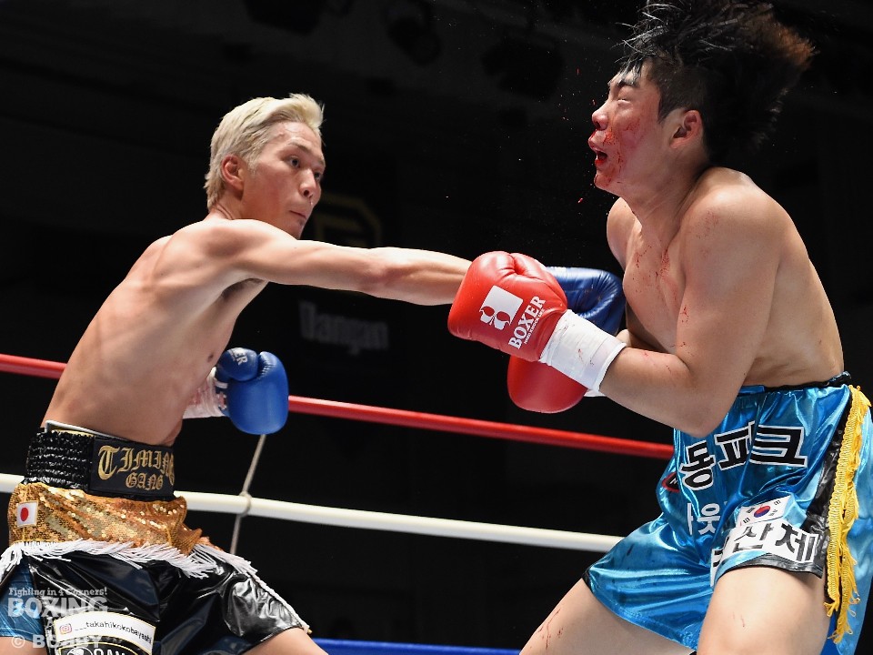 左:小林が先制攻撃