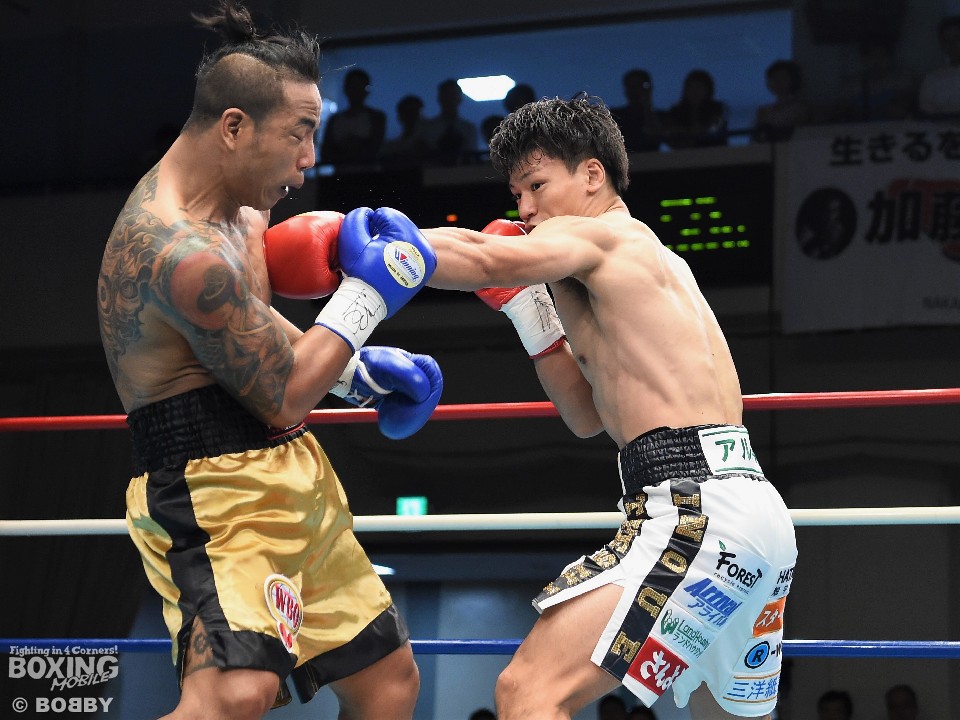 右:井上がジャブから組み立てる