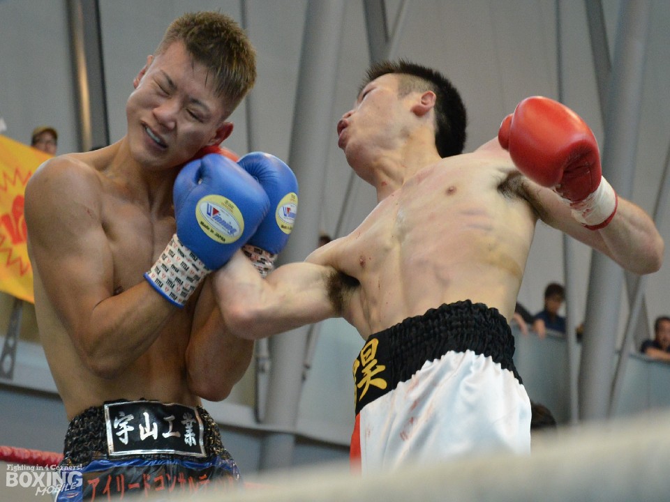 ダウンの応酬となったフェザー級