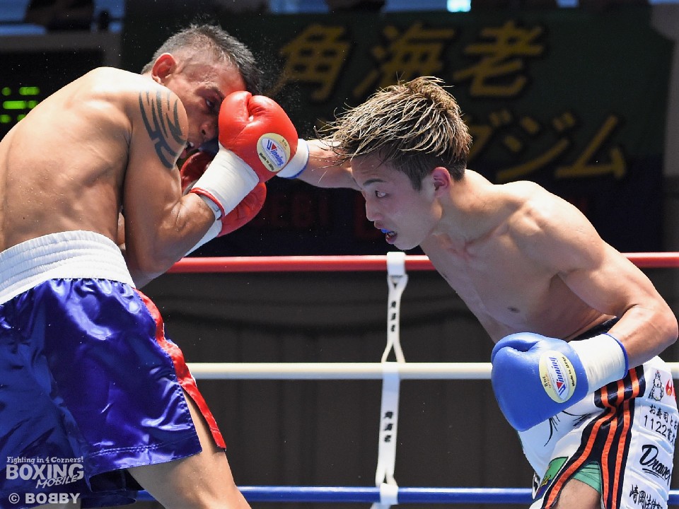 �R�����������E�����J�[�ɃA�^�b�N