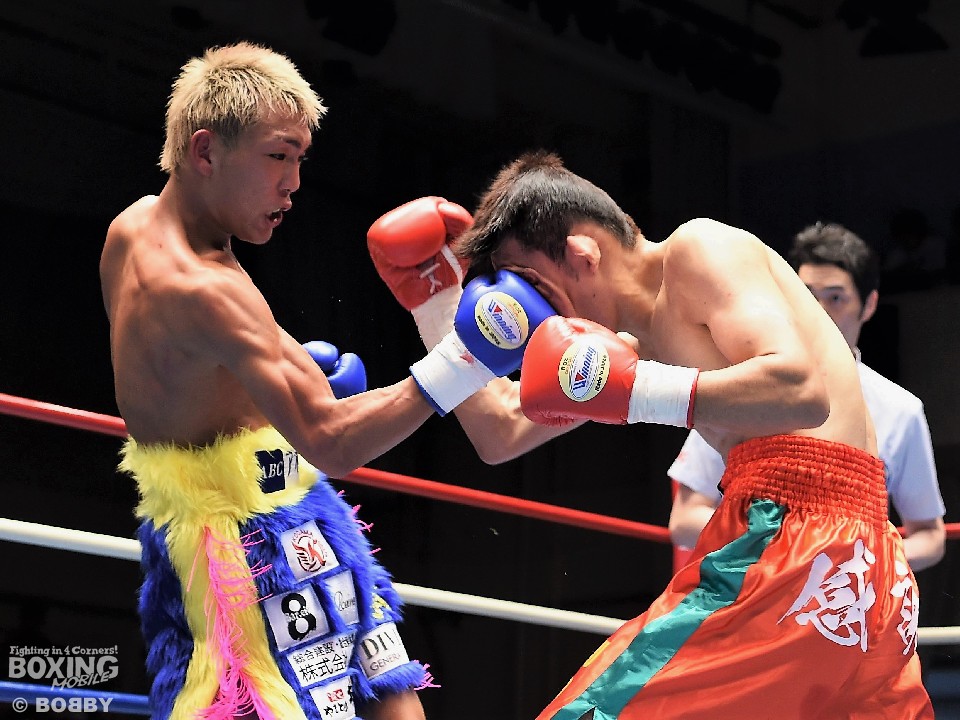 亀田の右アッパーがめりこむ