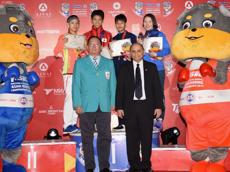 表彰式での篠原光(後列左から2番目)