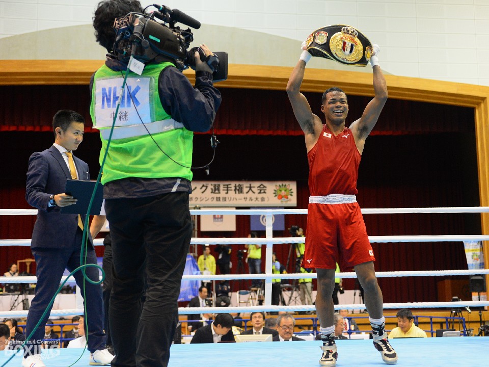 ベルトを掲げて喜ぶ最優秀賞の岡澤セオン