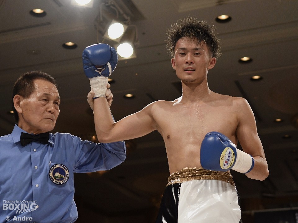 3R2分6秒TKOでプロ初勝利