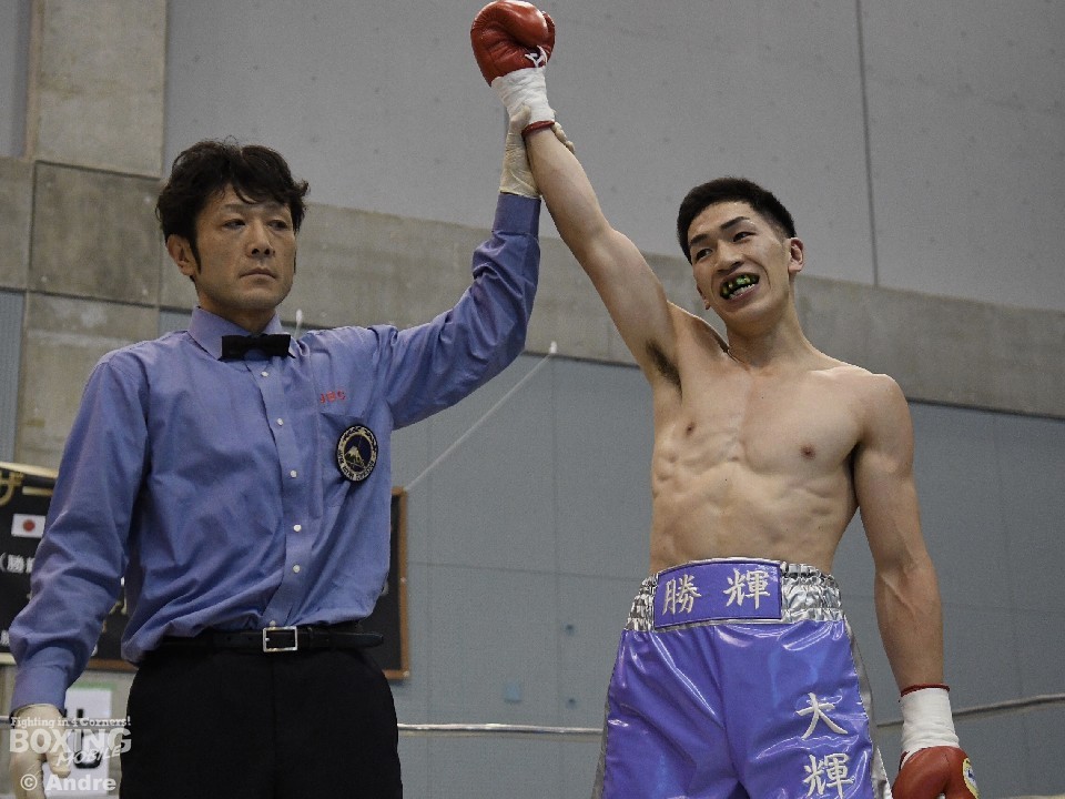 プロデビュー戦でTKO勝利