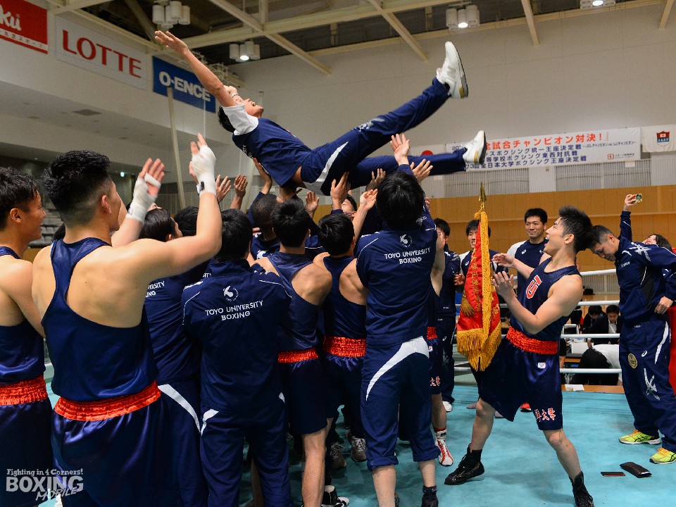 優勝に沸く東洋大チーム