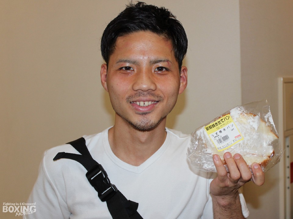 宮古島のご当地パン「うずまきパン」を片手にニッコリ