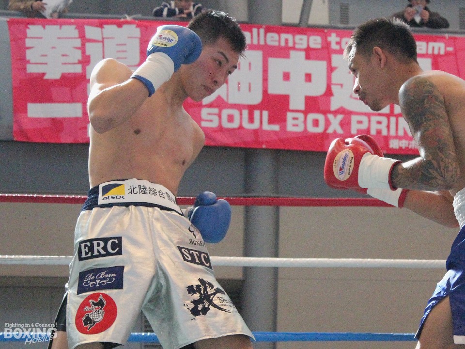 左:英が豪快に倒した