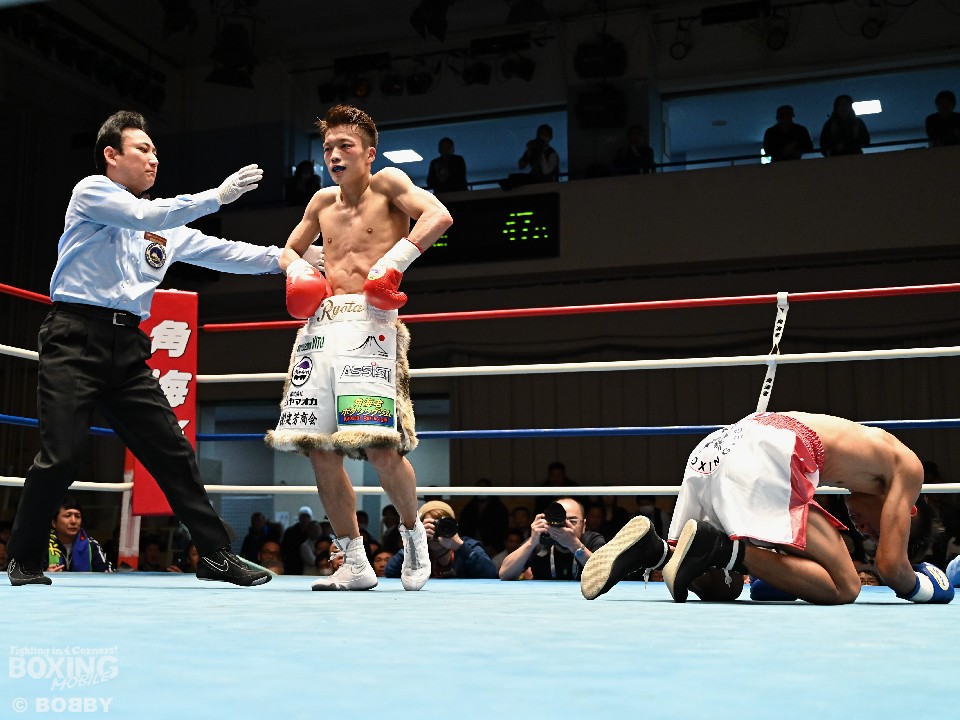 山内涼太がダウンを奪った