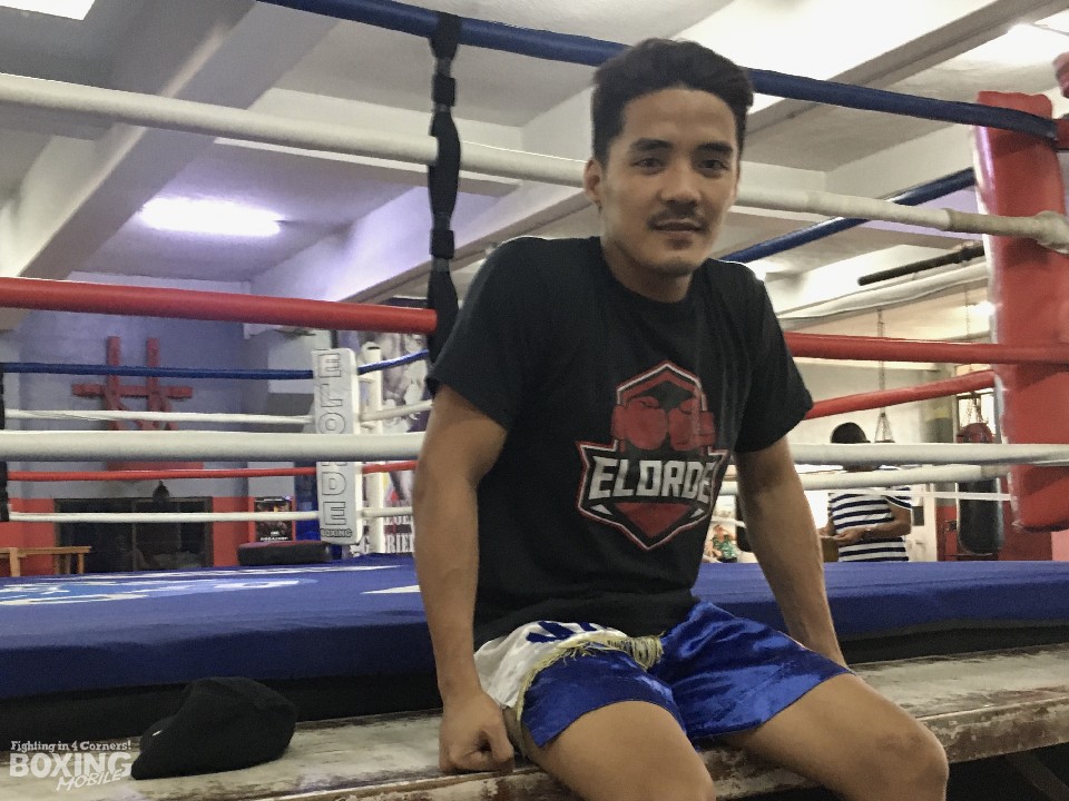 ���J���l�̑���̓t�B���s���̃{�N�V���O��Ƃ�3���