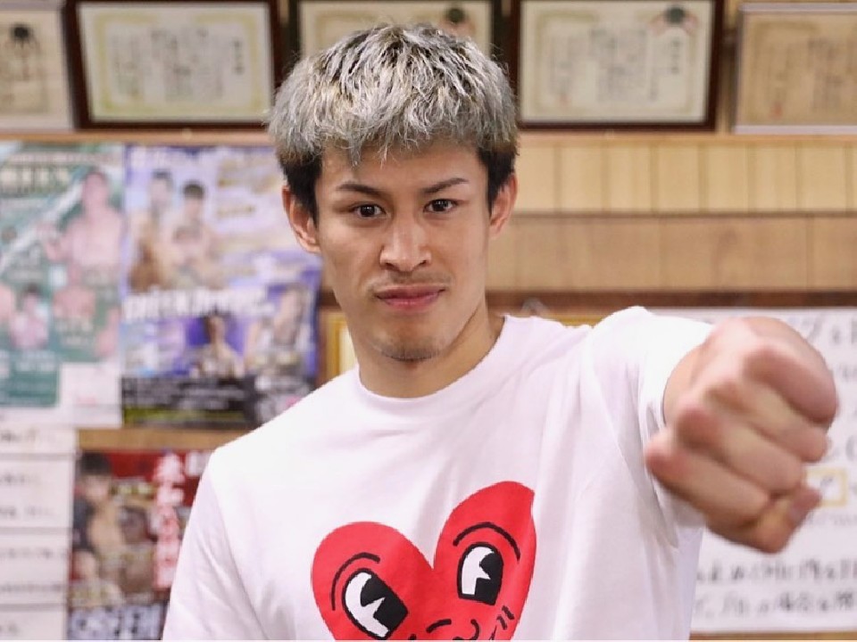 後楽園ホールのリングに上がる力石政法(緑)