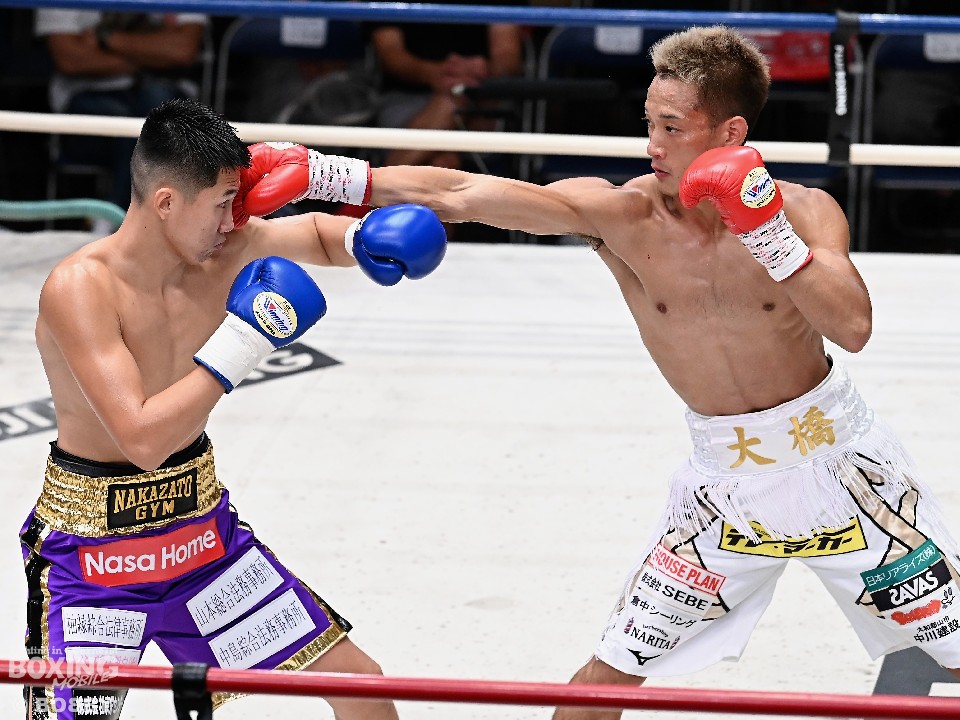 右:中嶋一輝(大橋)のジャブがヒット