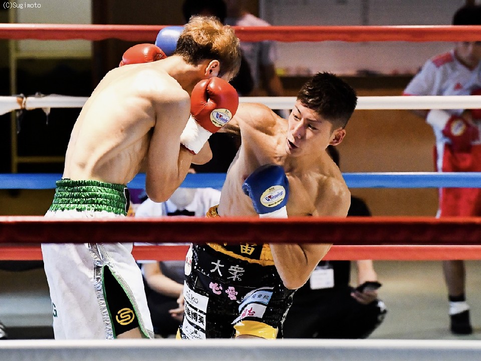 右:福永宇宙(黒潮)の右ストレートがヒット