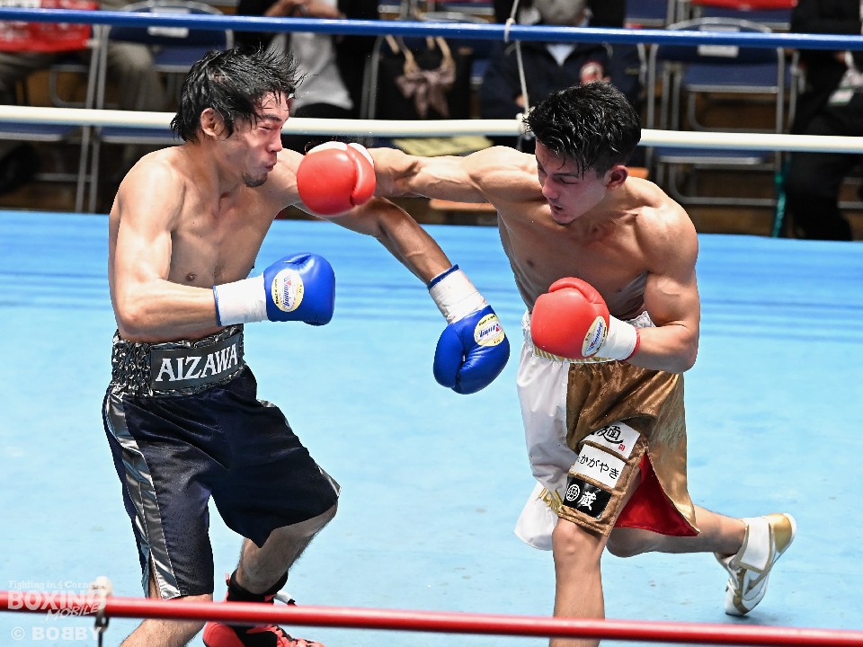右:浦川大将(帝拳)の右ストレートがヒット