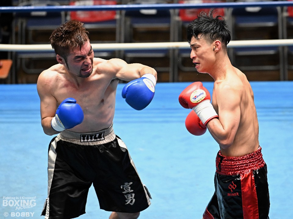 左:丸岡宣男(高崎)が攻めた!