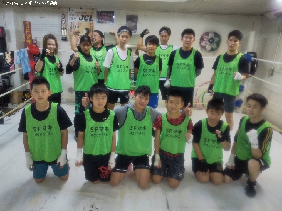 SFマキジムが防犯ビブスを着用