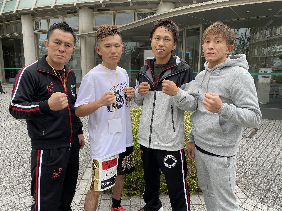 左から大橋弘政会長、赤塚翔<br>菅原健太、加藤功一マネージャー