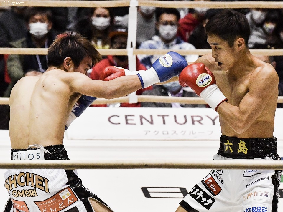 右:西田凌佑(六島)のジャブがヒット!