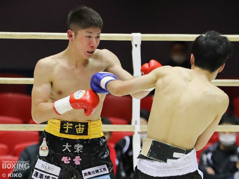 左:福永宇宙(黒潮)が攻め立てた