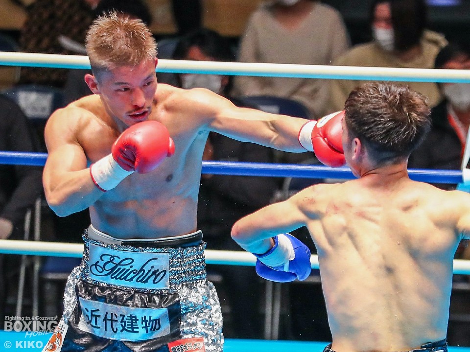 左:粕谷雄一郎(角海老宝石)のジャブがヒット