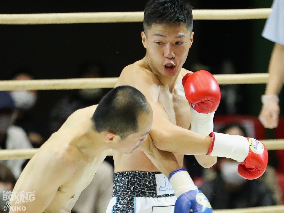 右:前田稔輝(グリーンツダ)が攻める